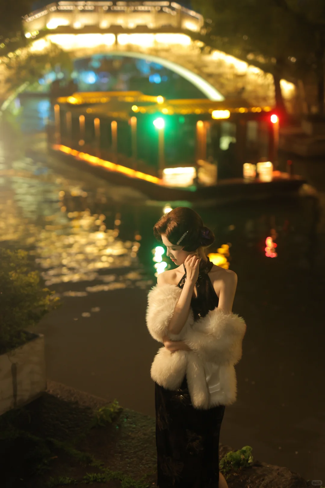 衩间摇曳的不是风月，是暗夜里盛放的牡丹