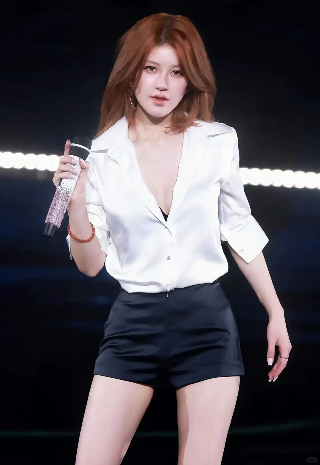 赵露思生日见面会御姐风十足简直直勾人心弦