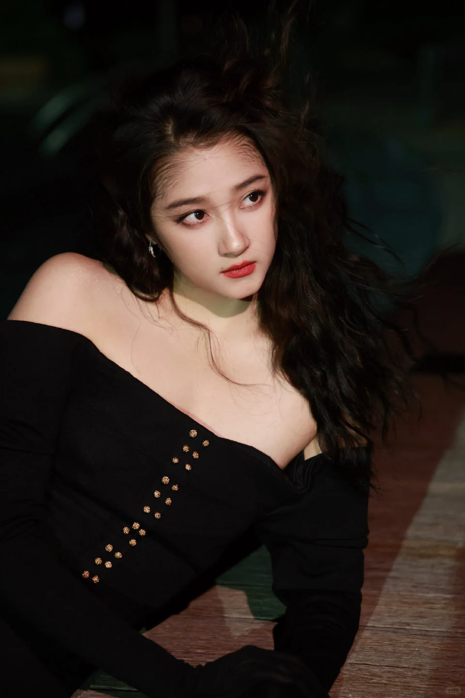 关晓彤 黑色紧衣裙 秀魔鬼身材