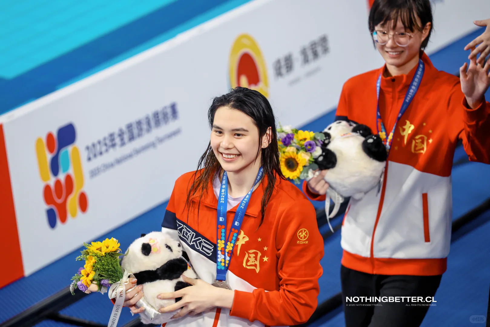 女百自接｜看 她们在笑