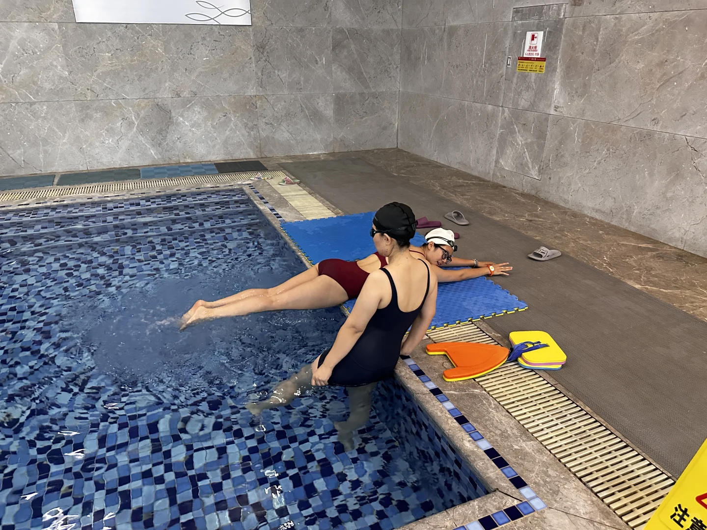 晋江女教练无痛学游泳
