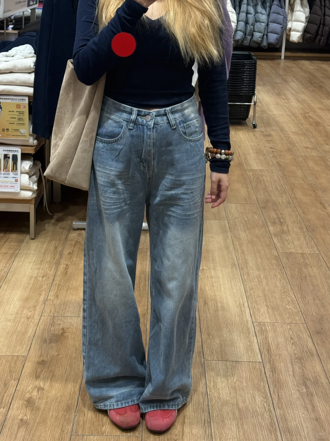 超显腿细的水洗白牛仔裤