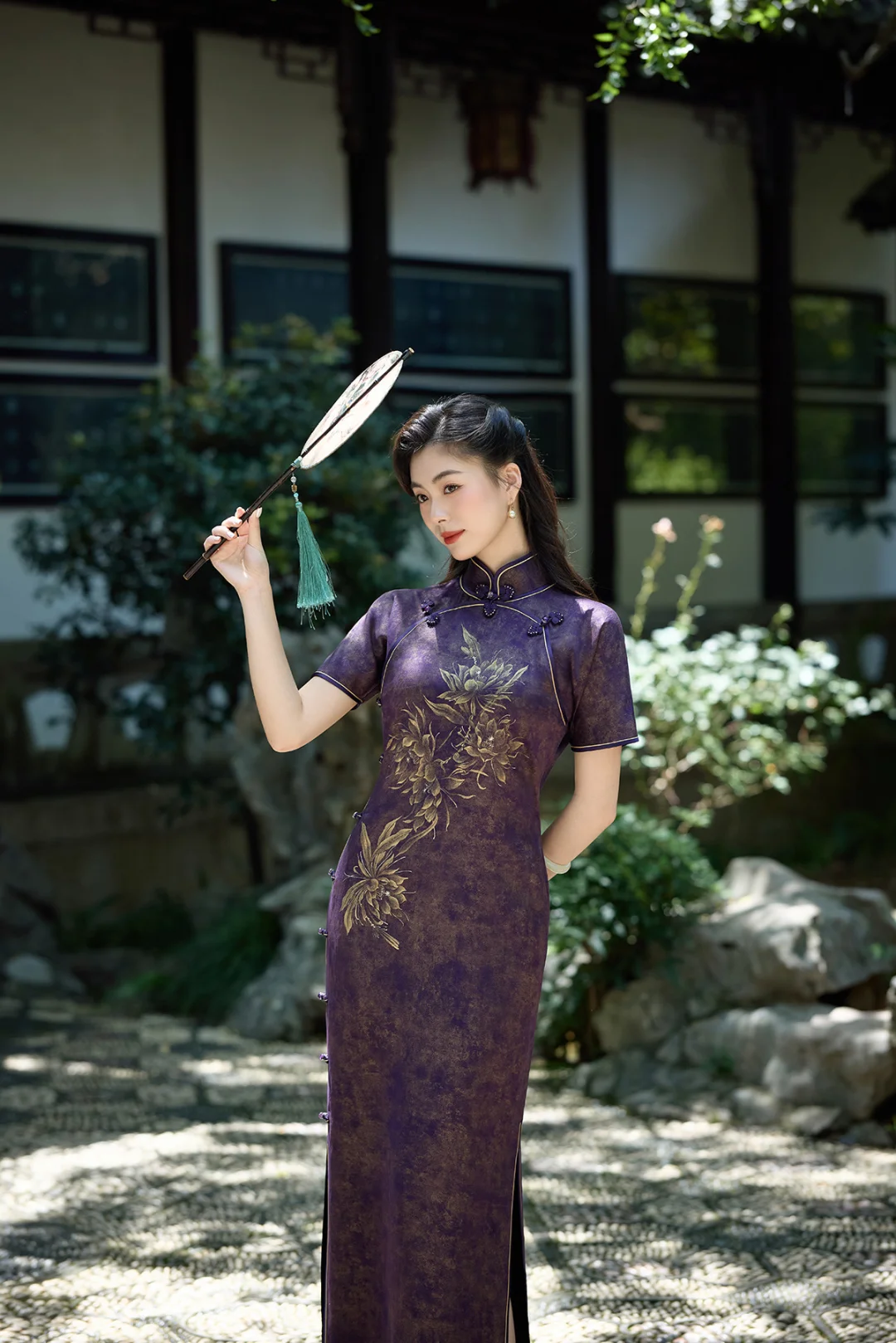 顾盼遗光彩，长啸气若兰