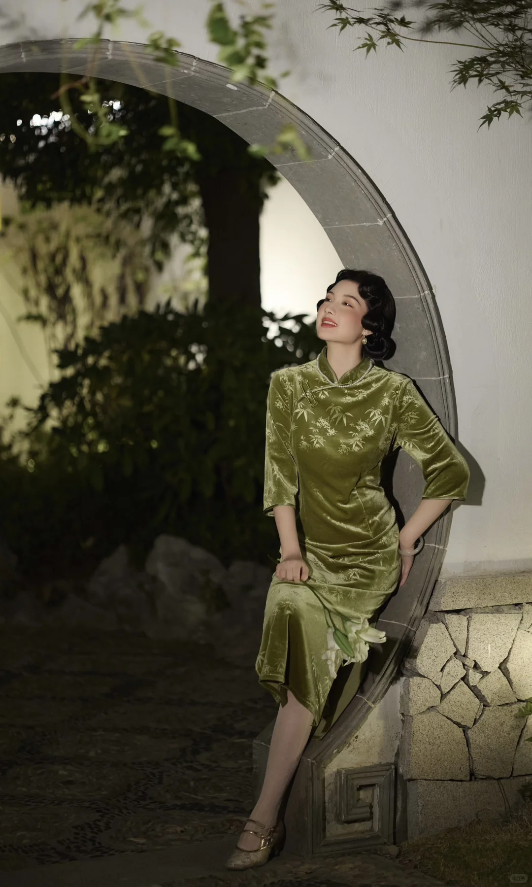 在江南写上一封信名为：青春《旗袍夜影》