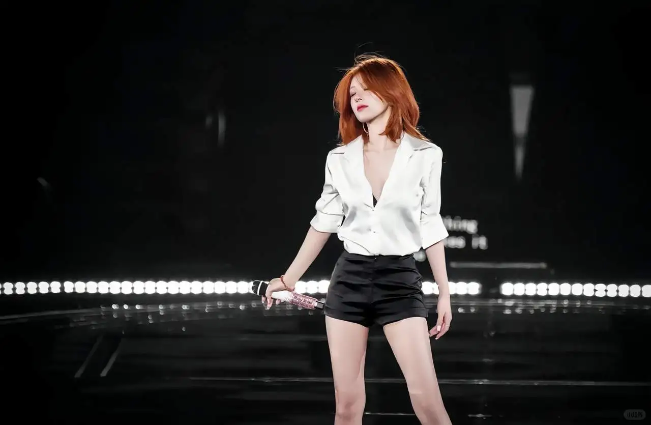 赵露思生日见面会御姐风十足简直直勾人心弦