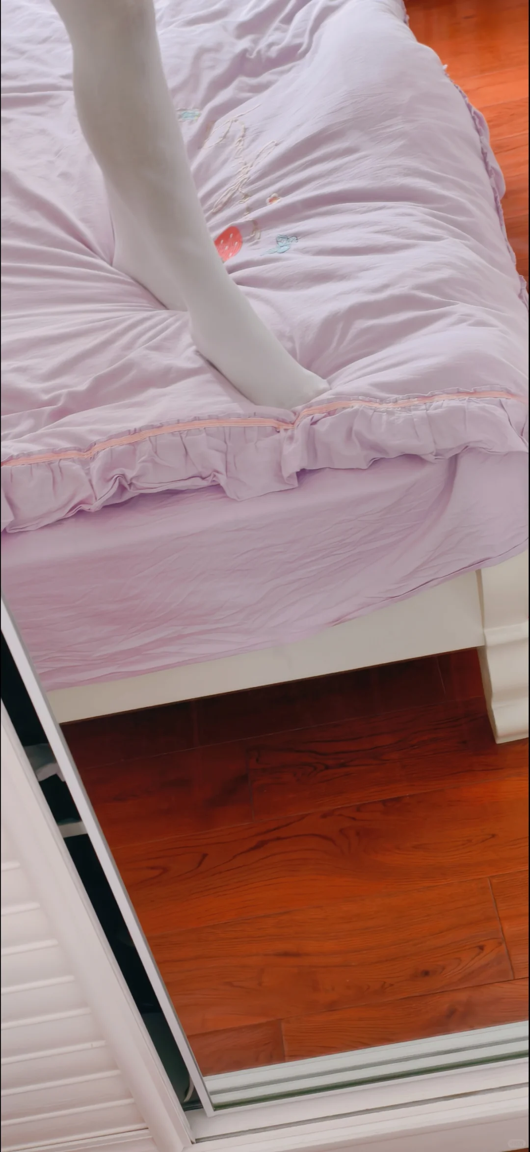 发现儿子在家偷偷穿白色连裤袜