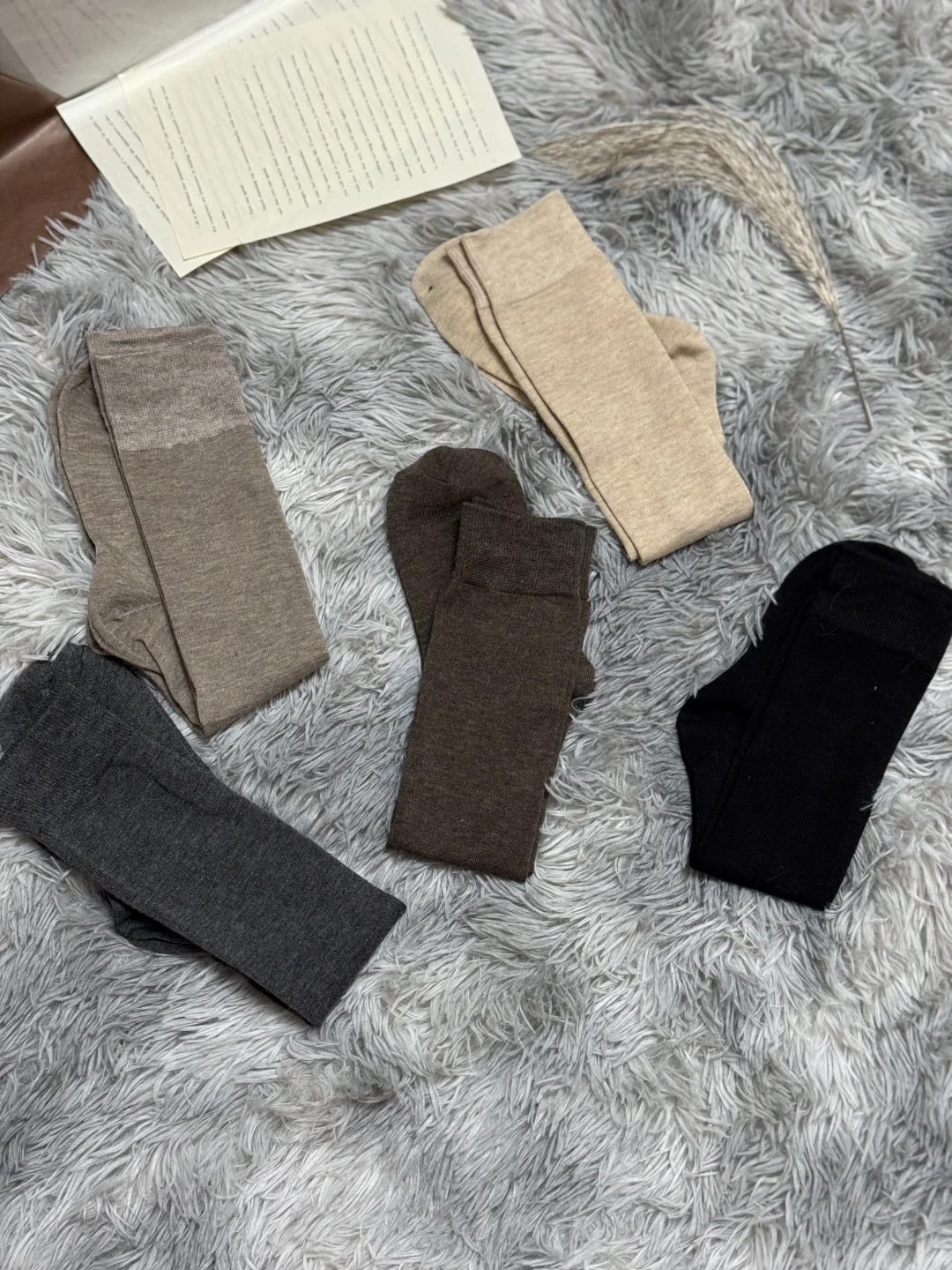 把一双简约高级感女袜穿在脚上