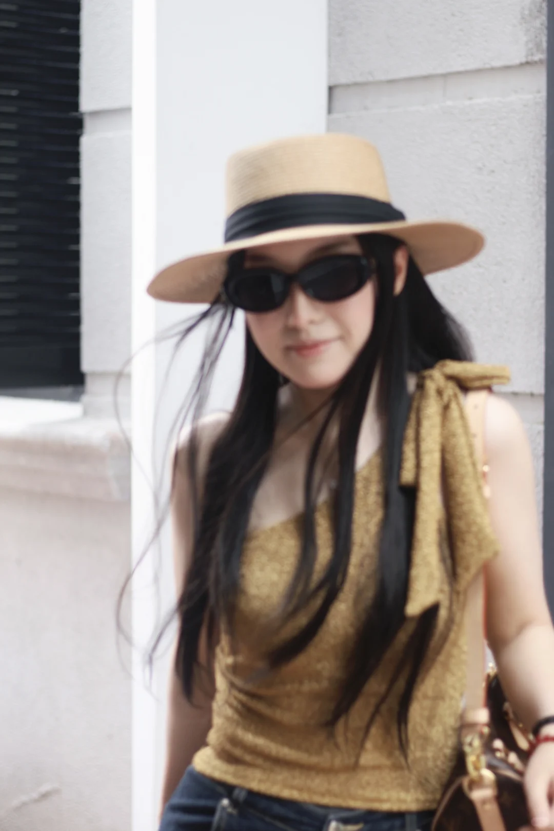 姐站在地上就是一根给世界的中指