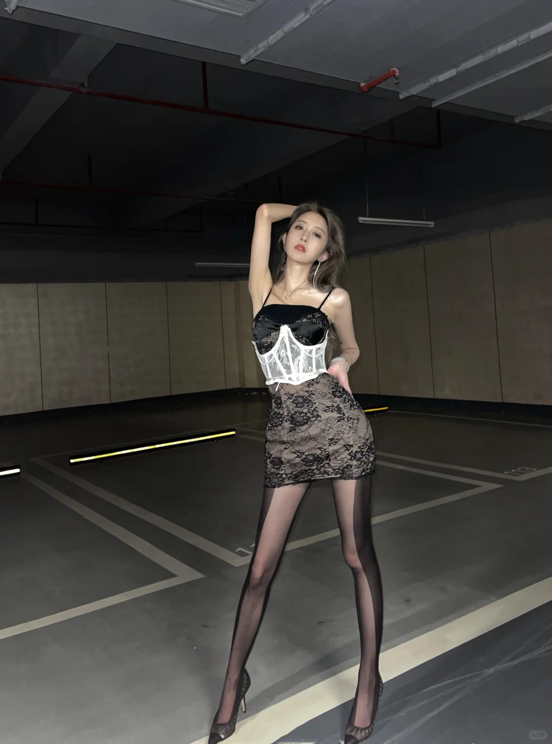 卓仕琳 | 御姐风吊带裙地库大片