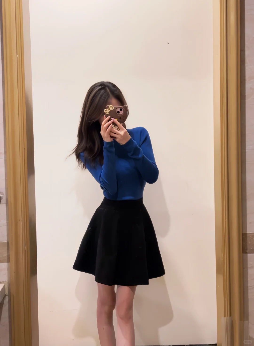 蓝色长袖➕黑裙太显白了！