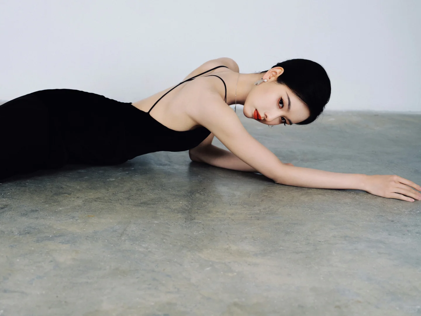 陈都灵今晚第二套造型，优雅黑天鹅即视感