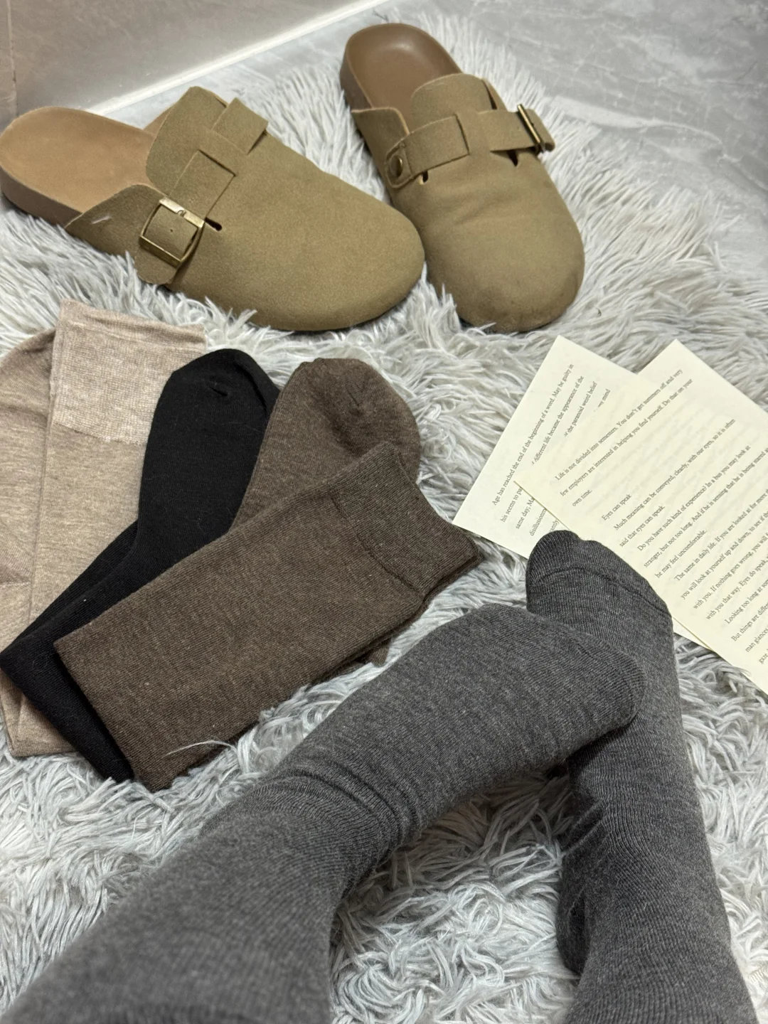 把一双简约高级感女袜穿在脚上