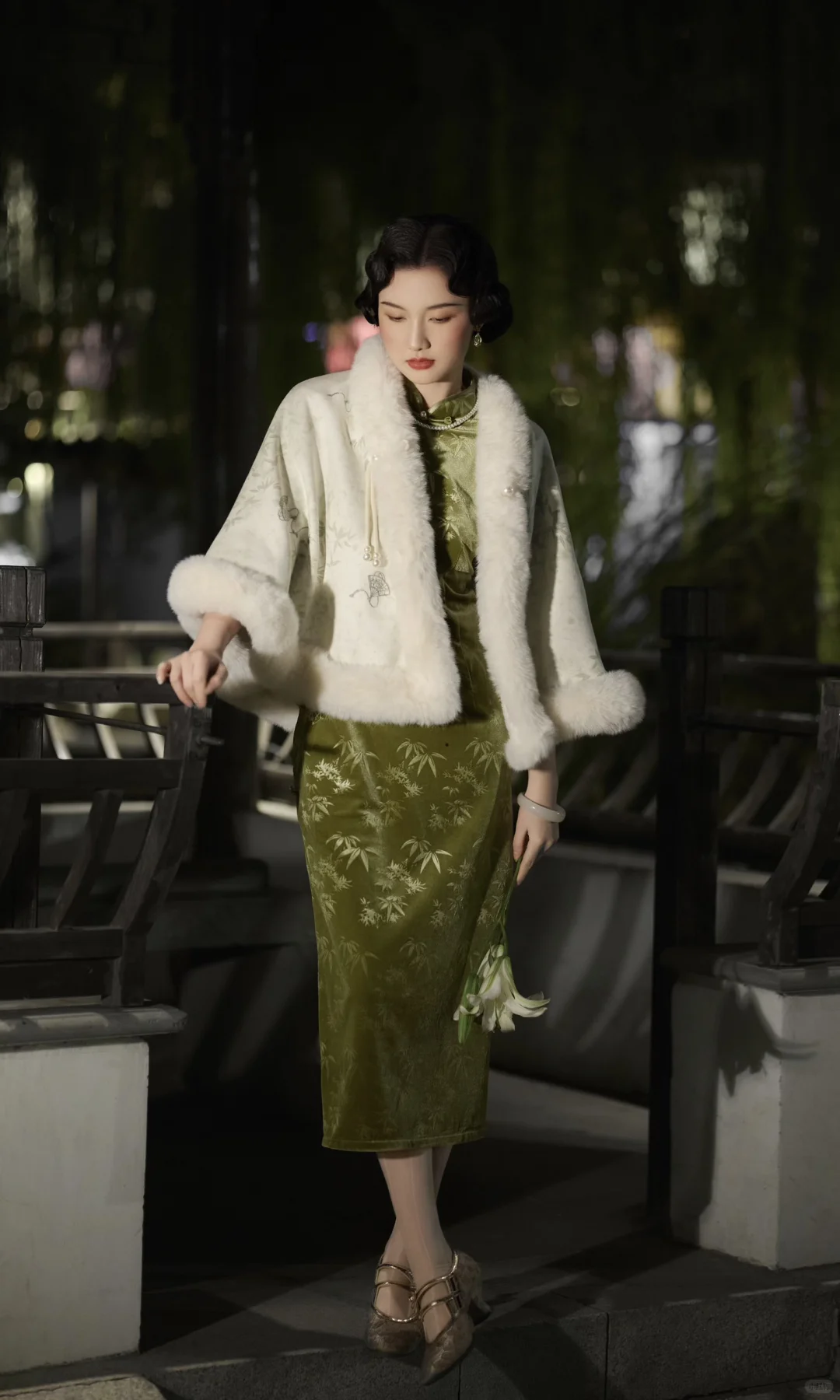 在江南写上一封信名为：青春《旗袍夜影》