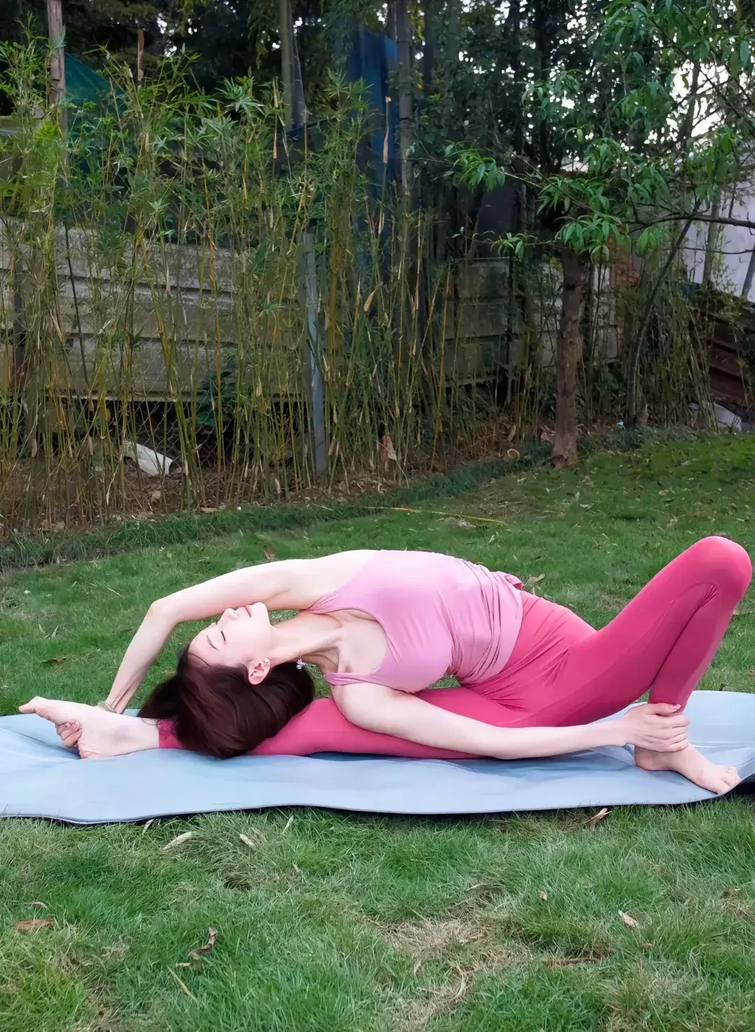 瑜伽美女，魅力非凡，体态优美，心灵宁静