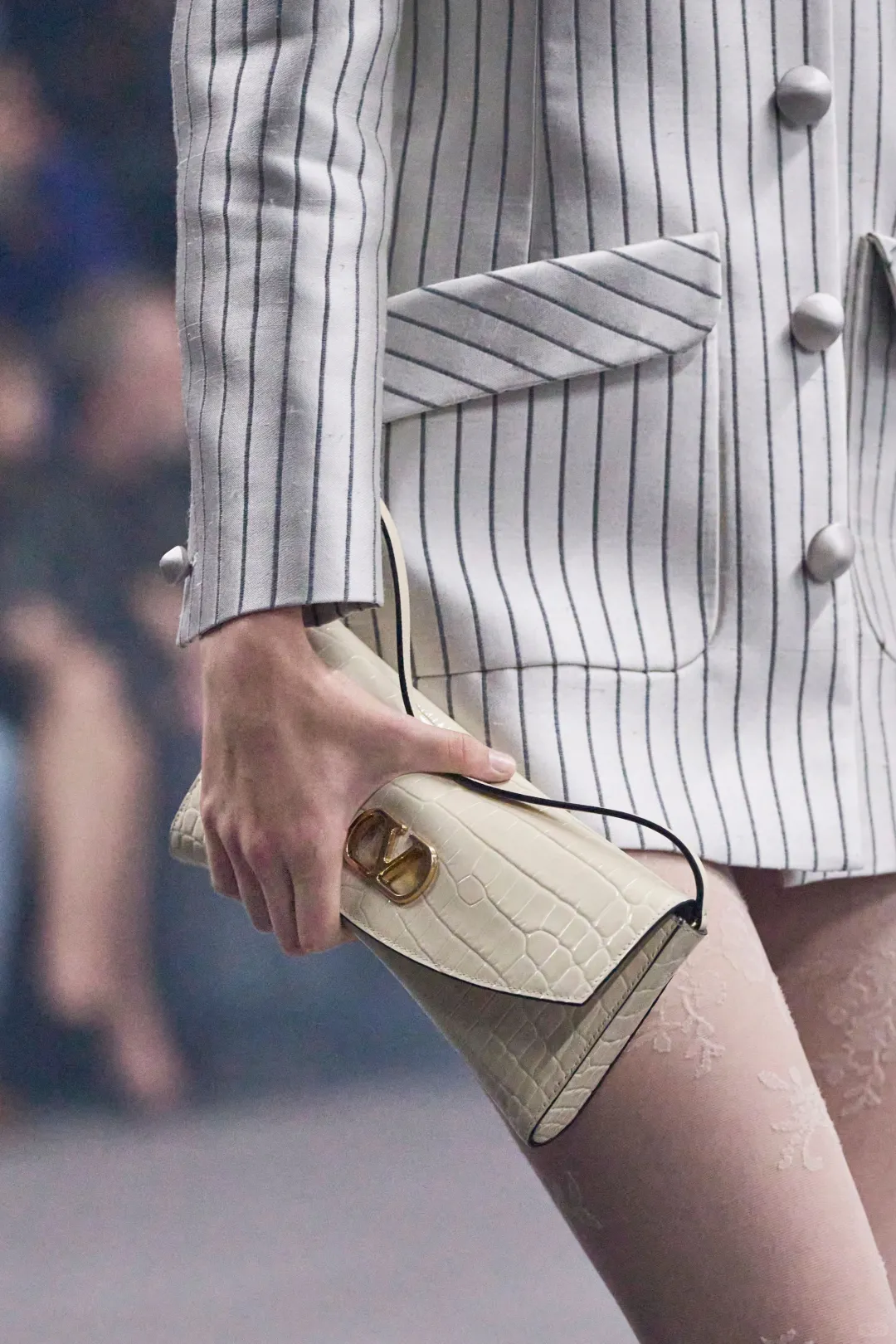 Valentino羽毛西装裙，飒到心碎