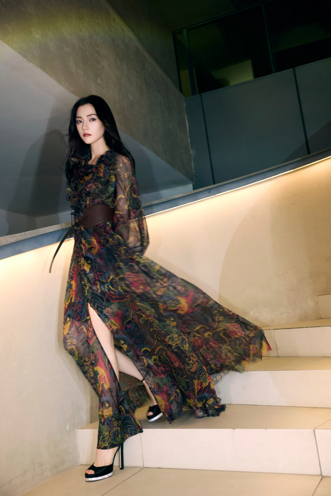 黑长直清冷美的娜然