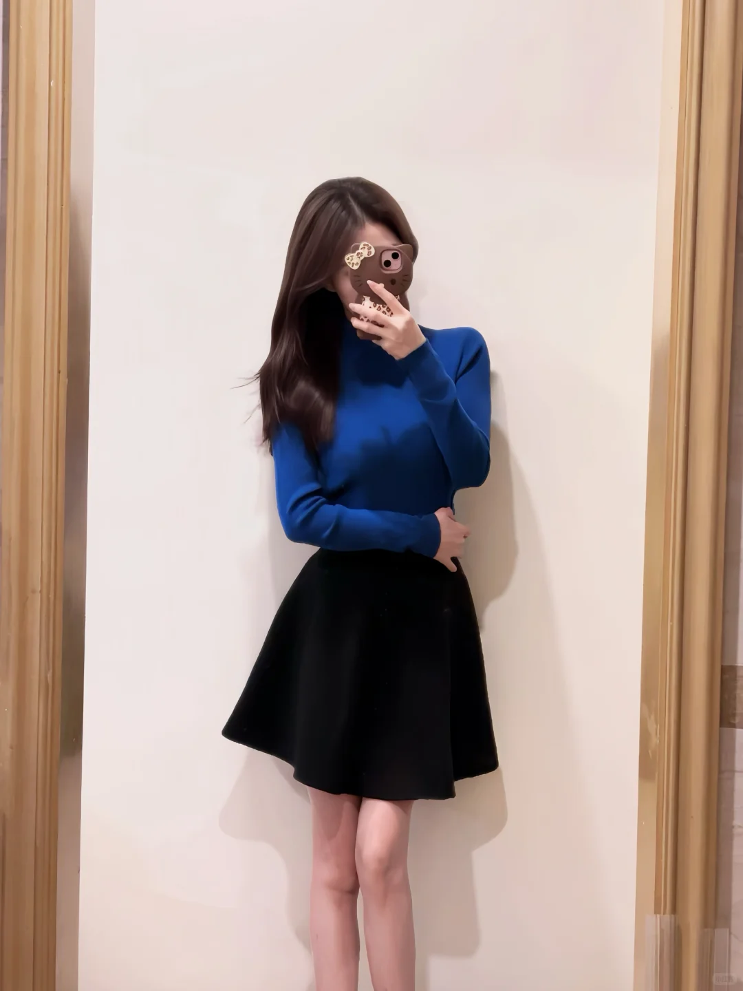 蓝色长袖➕黑裙太显白了！