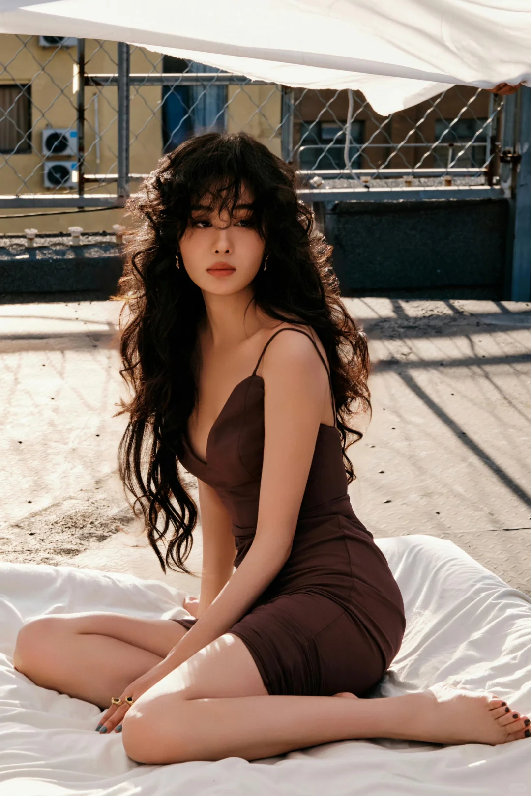 郑合惠子，卷发咖啡色吊带裙，魅力满载