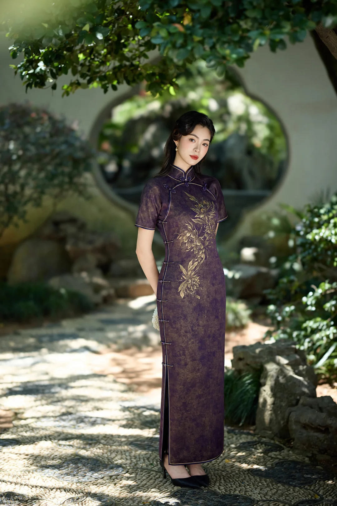 顾盼遗光彩，长啸气若兰