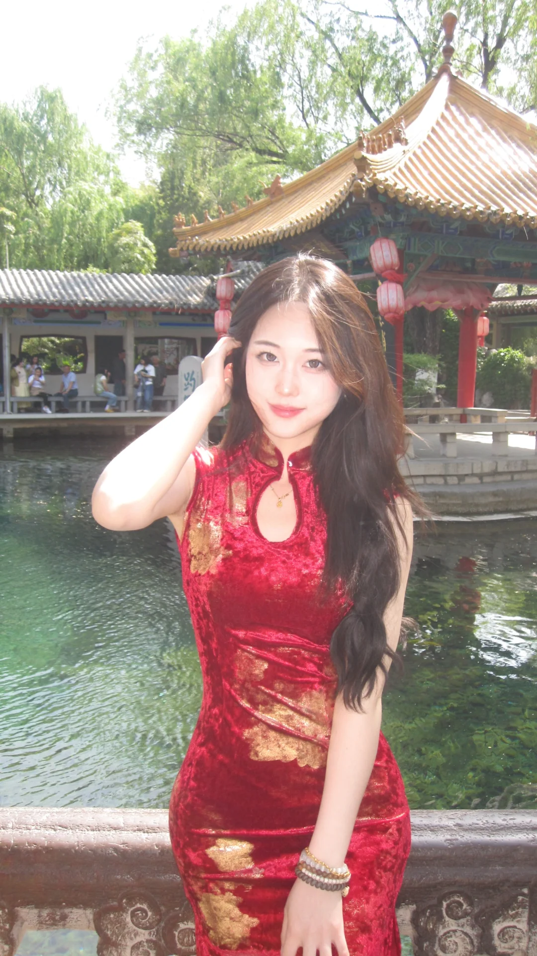 “旗袍与趵突泉”