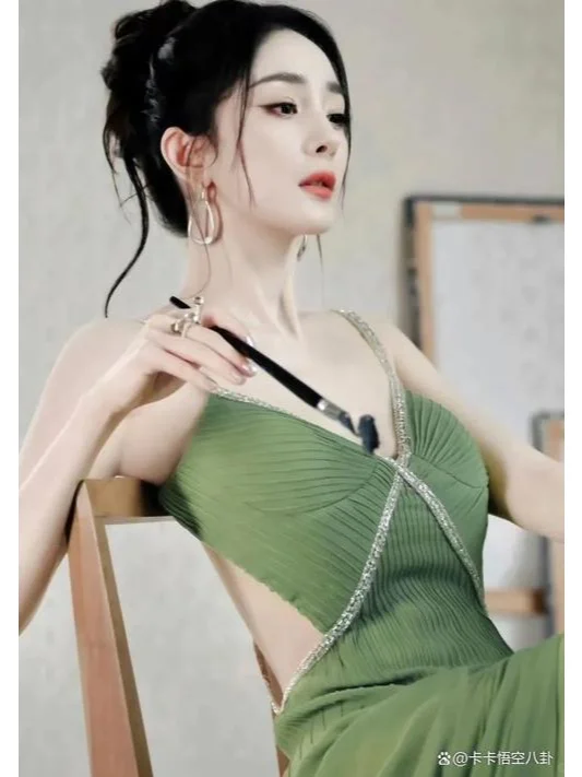 娇媚杨幂迷人微笑，风情万种，心跳加速