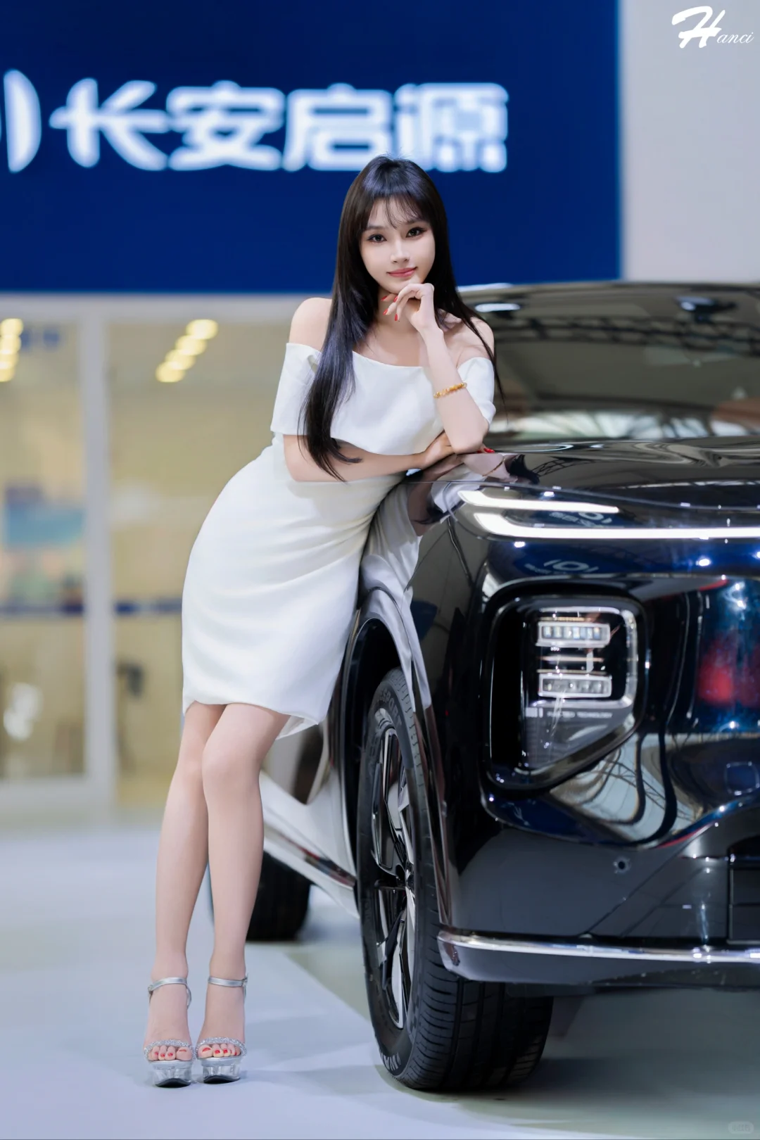 哈尔滨秋季车展上模特十七身穿白裙展示美姿