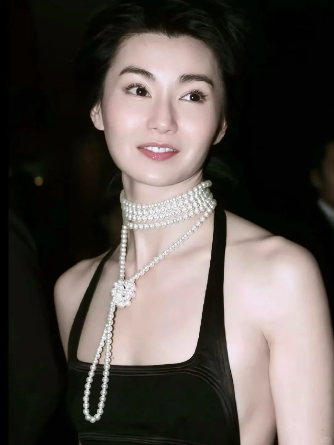 戴珍珠项链的女人