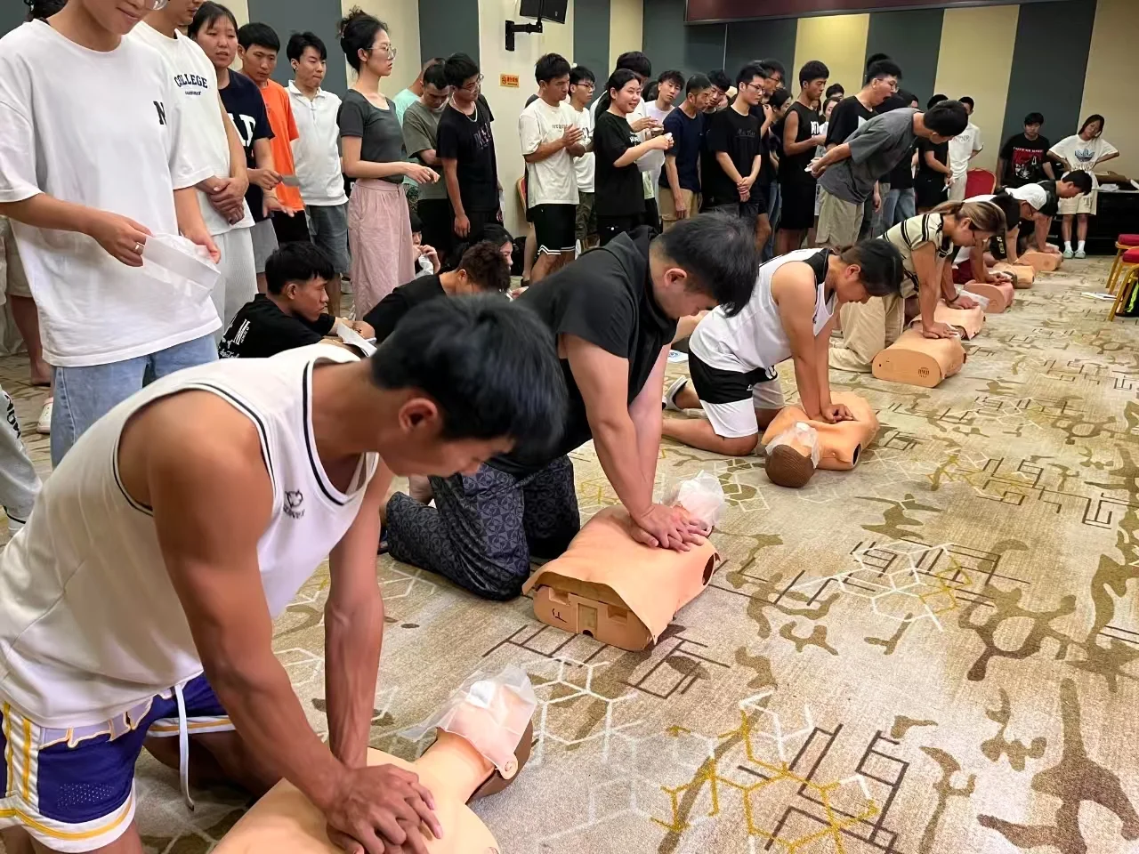 怕水女生挑战8天解锁美人鱼泳姿