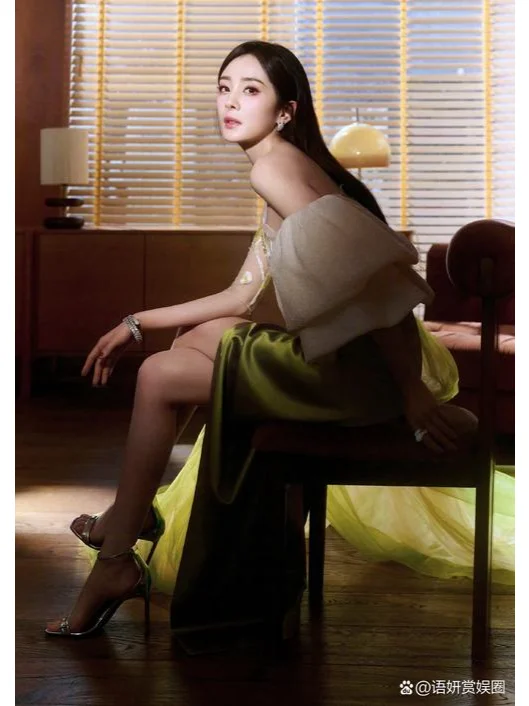 娇媚杨幂迷人微笑，风情万种，心跳加速