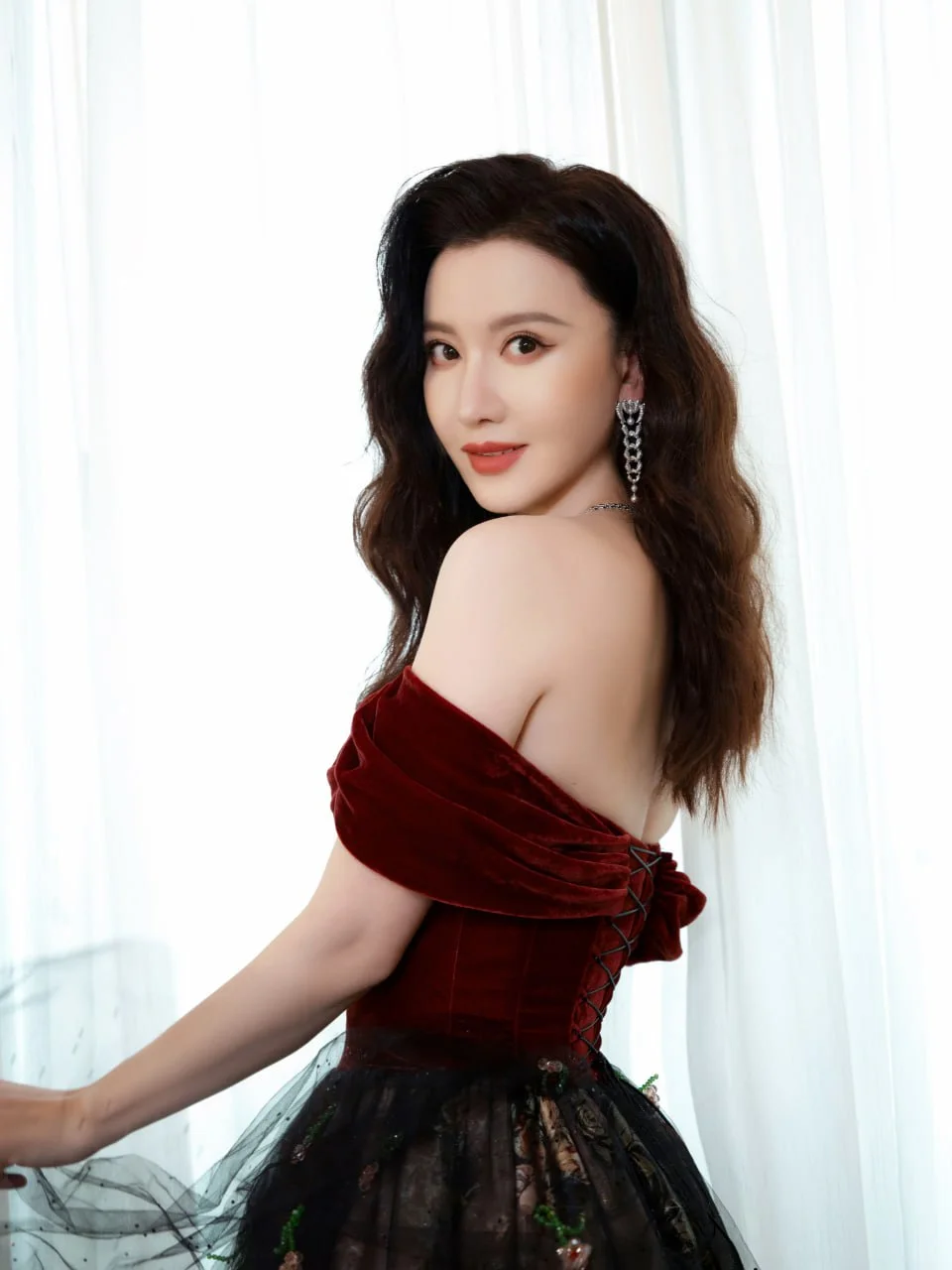 #张萌 红色抹胸性感连衣裙写真