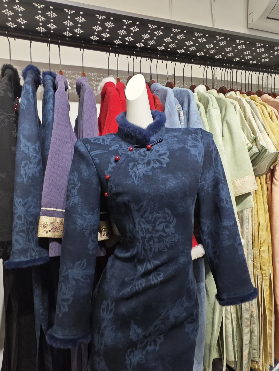 南昌八一广场旗袍百元)买了三件！开心