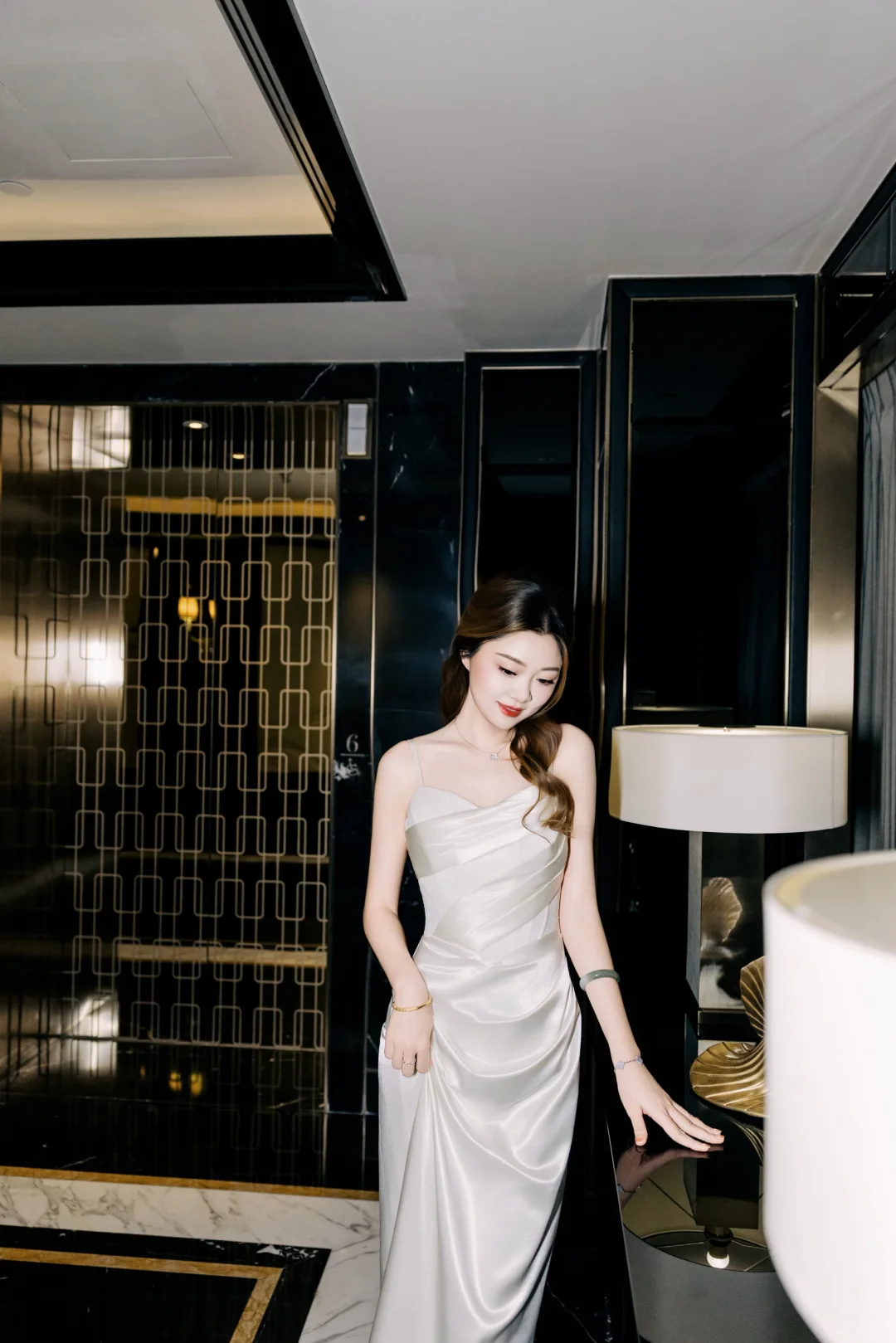 📷酒店走廊变身秀场？教你拍女明星下班神图