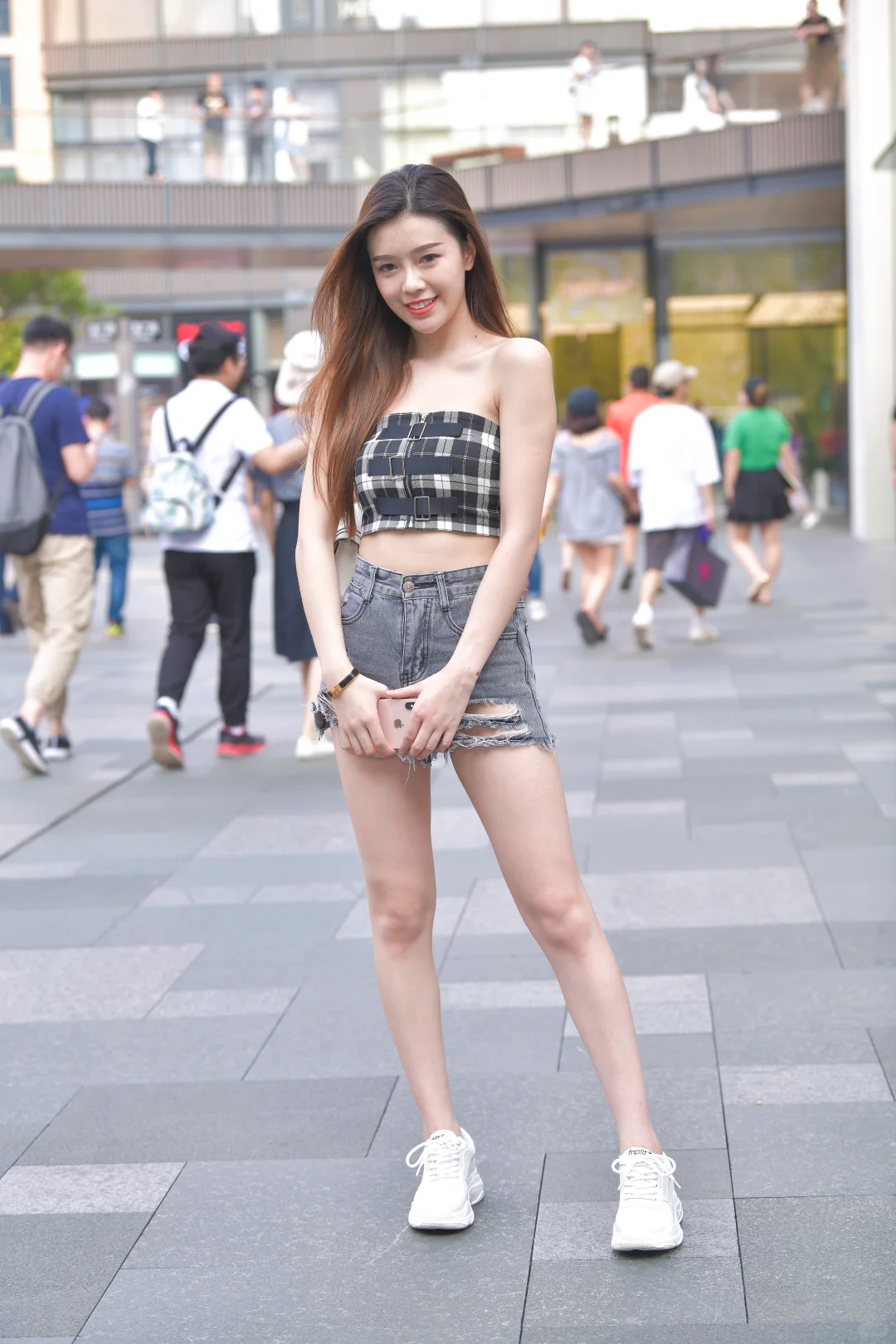 街拍美女！被这件背心穿上的夏天～☀️