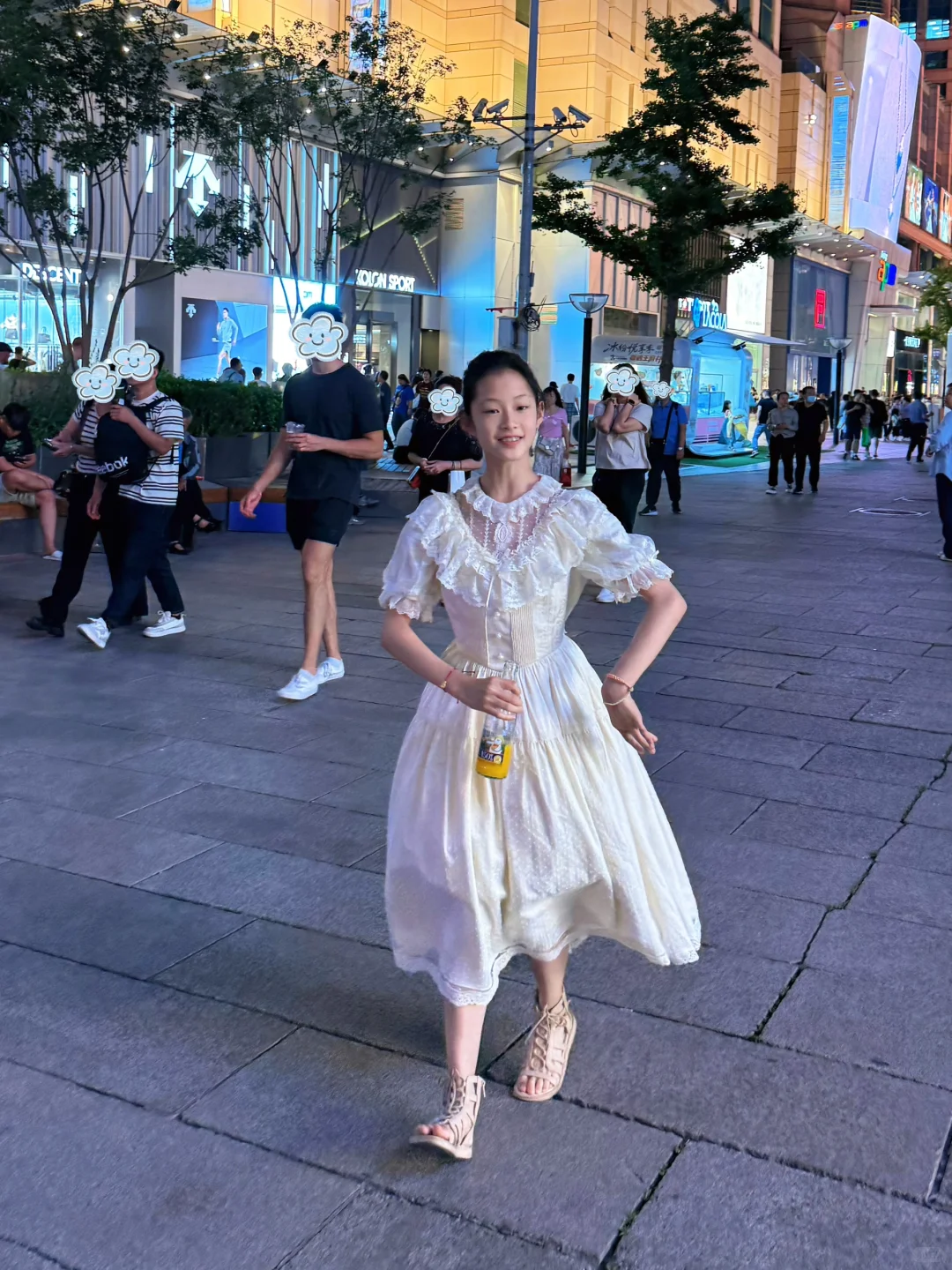 一条如此复杂…还带裙撑的连衣裙…