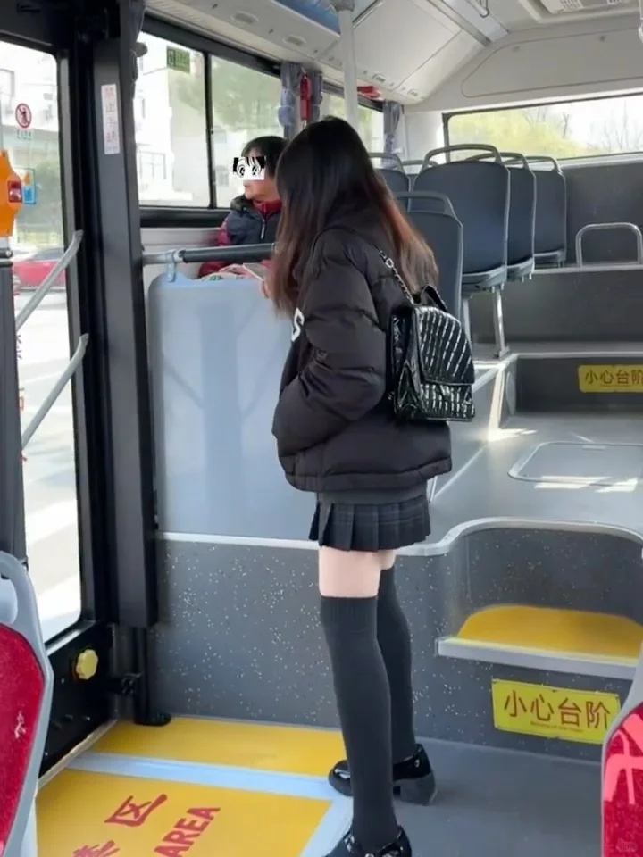 没想到过膝袜还没呢搭配光腿神器