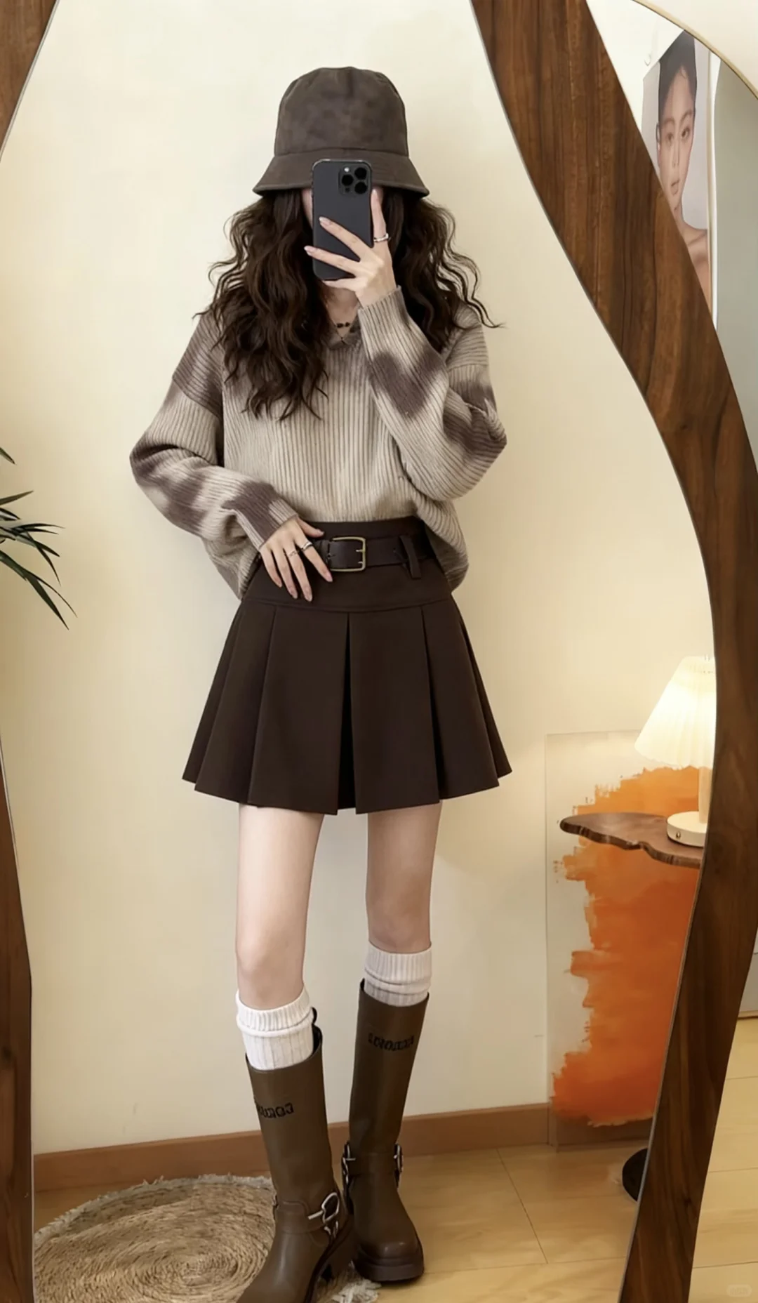 秋日棕调松弛感｜扎染毛衣+百褶裙直接美到心