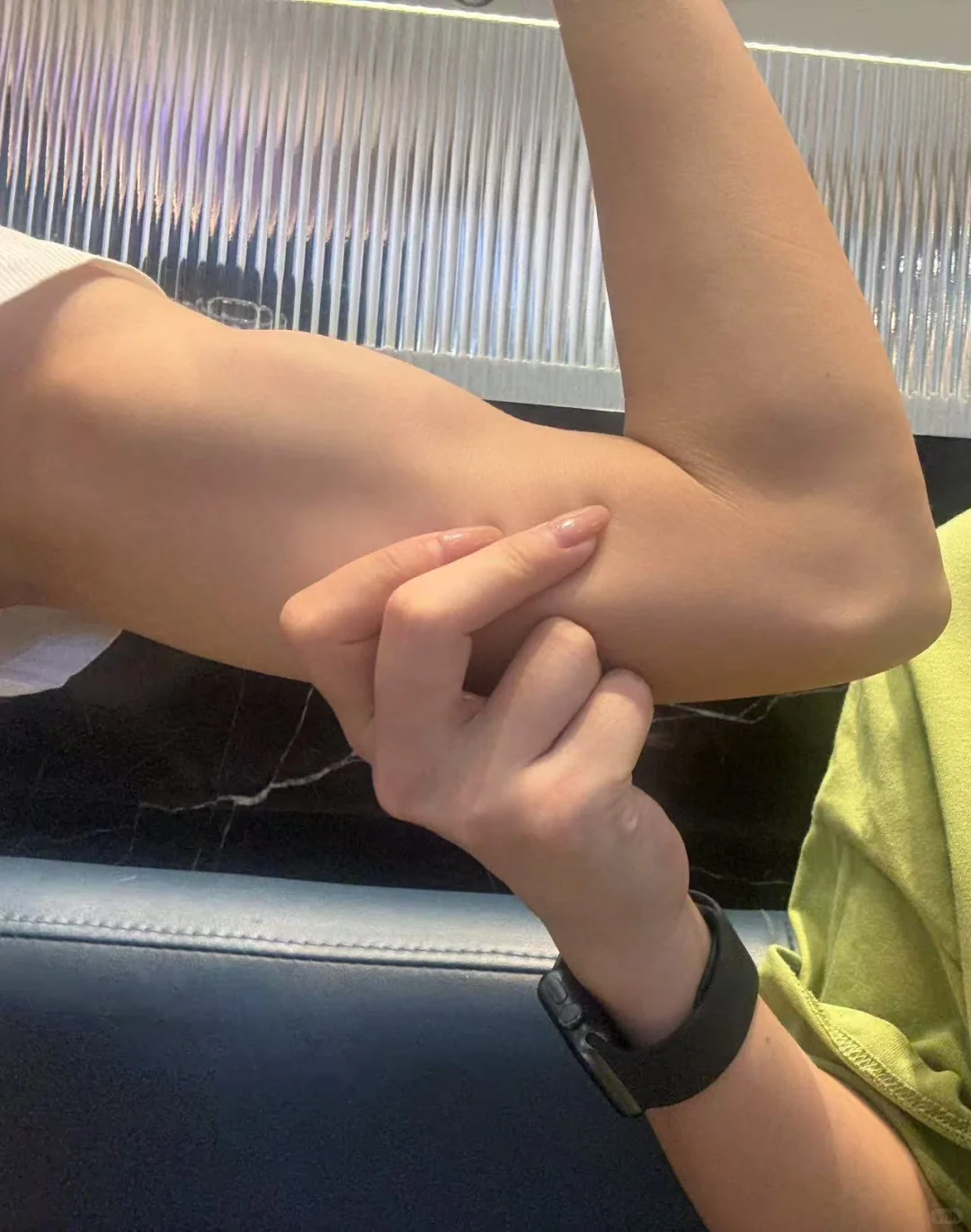 有点肌肉线条感的女生