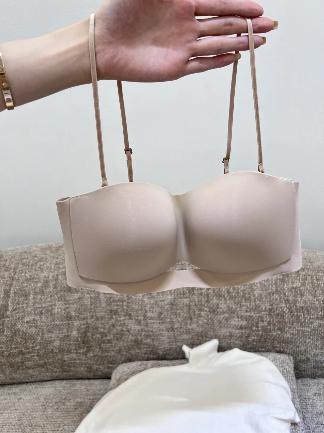 黄一白的天菜粉底液内衣我找到了！