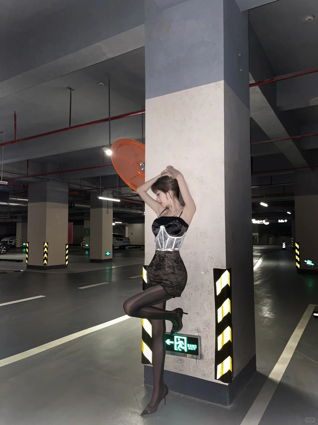 卓仕琳 | 御姐风吊带裙地库大片