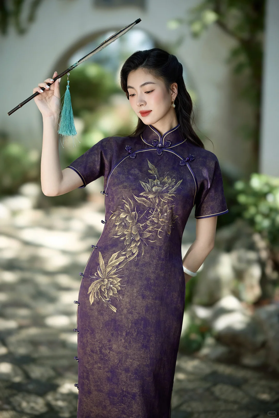 顾盼遗光彩，长啸气若兰