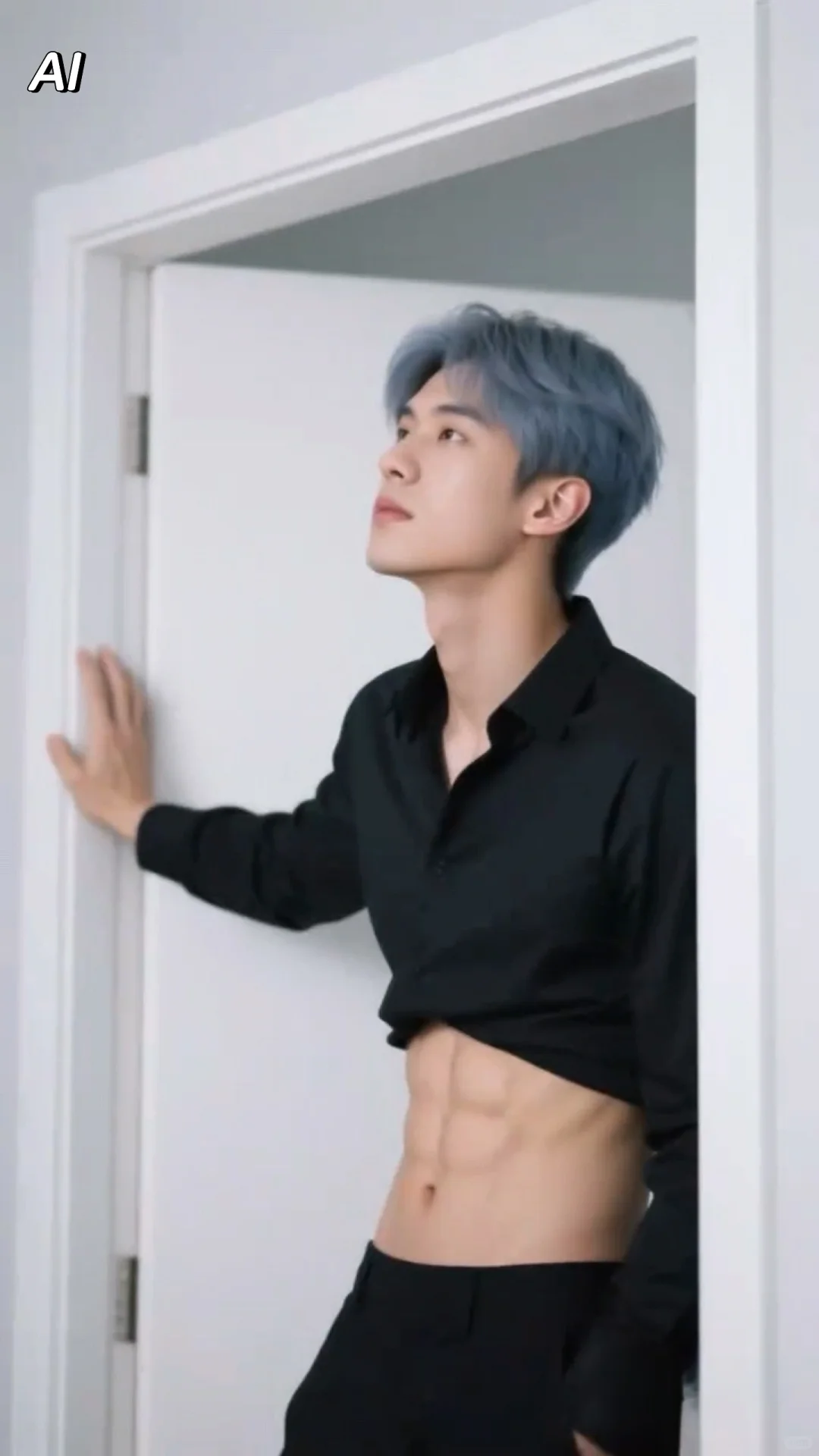 简约装束仍抢眼，露出小蛮腰的男生也性感