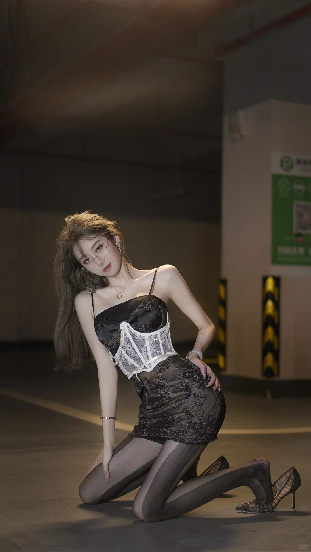 卓仕琳 | 御姐风吊带裙地库大片