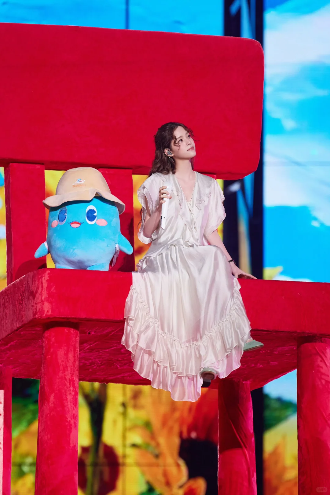 欧阳娜娜一组活动造型，娇媚甜美的乖乖女！