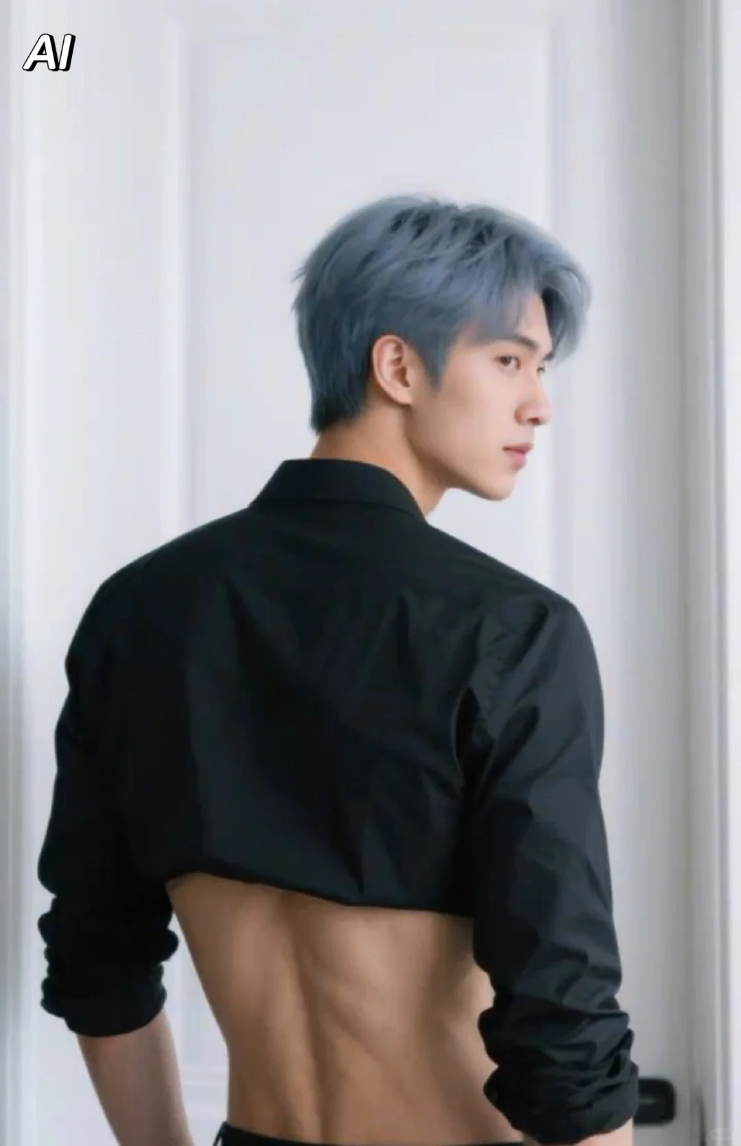 简约装束仍抢眼，露出小蛮腰的男生也性感