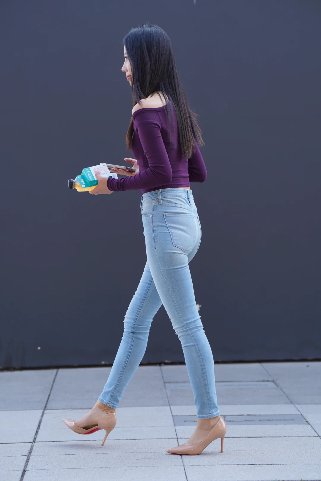 街拍美女——紫色上衣穿搭