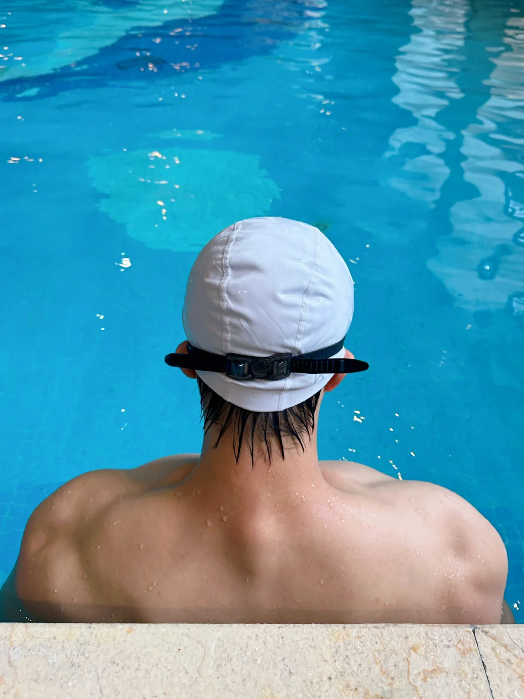 男孩子在泳池要保护好自己