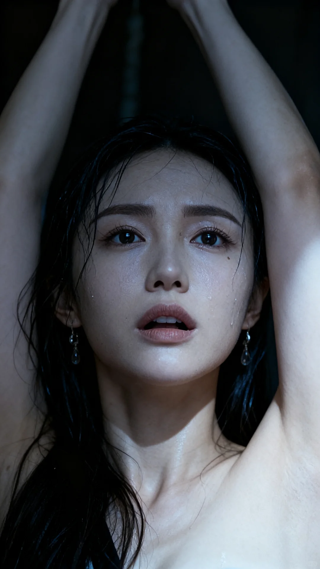 湿发 + 红唇，暗夜里的冷感美人杀