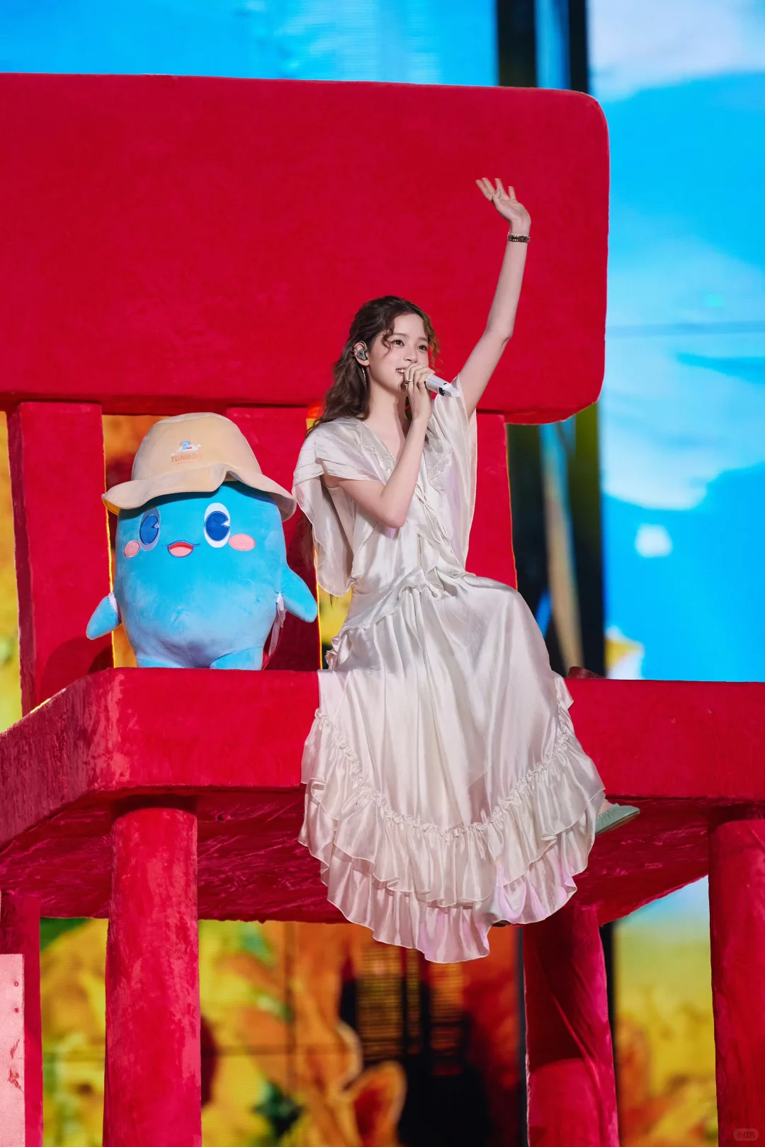 欧阳娜娜一组活动造型，娇媚甜美的乖乖女！