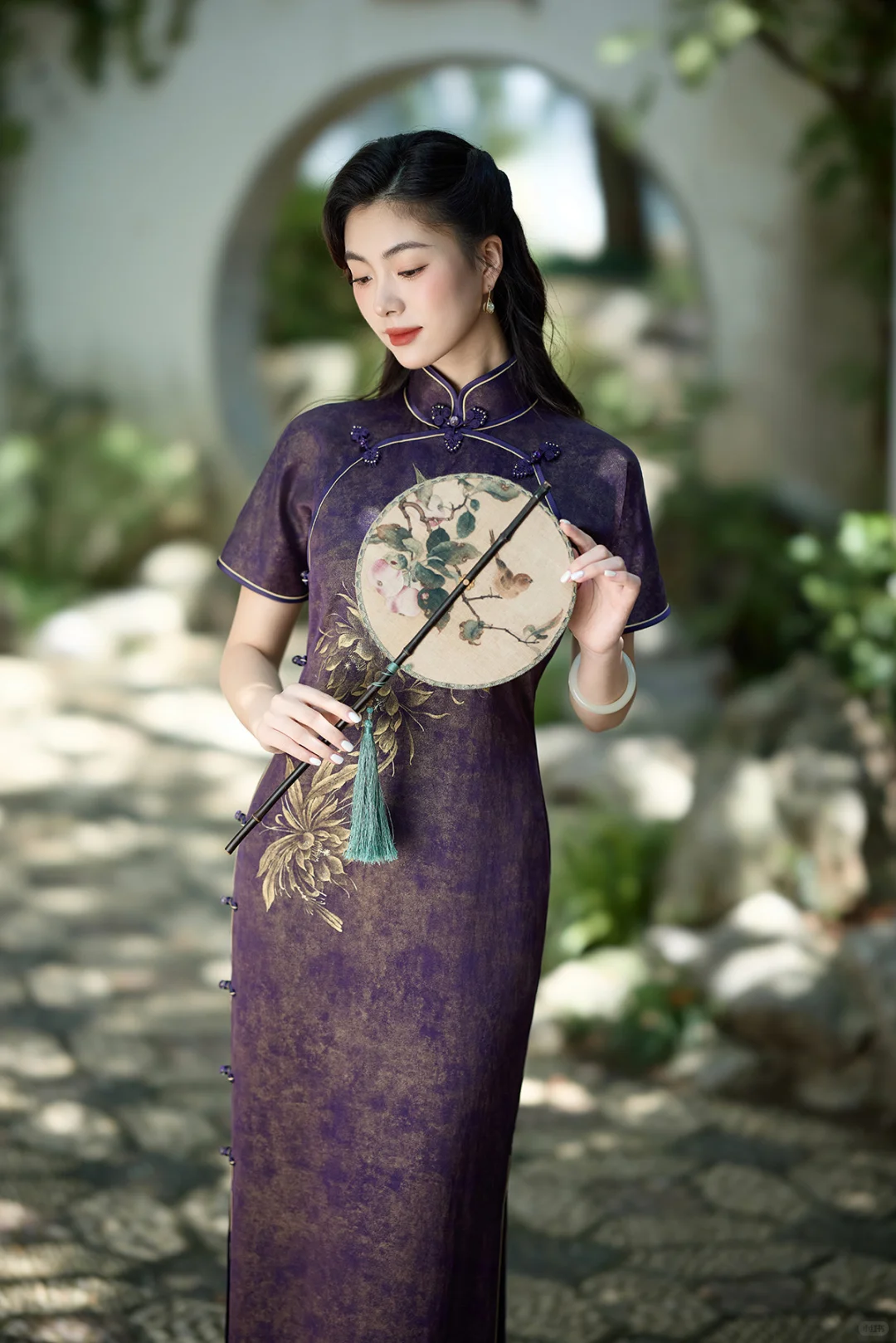 顾盼遗光彩，长啸气若兰