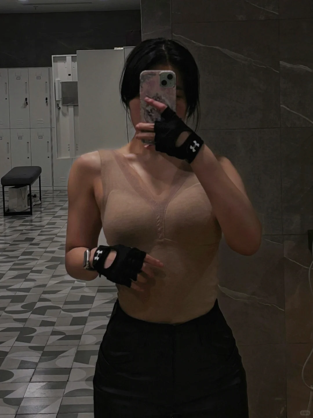 让我看看女生的手臂线条